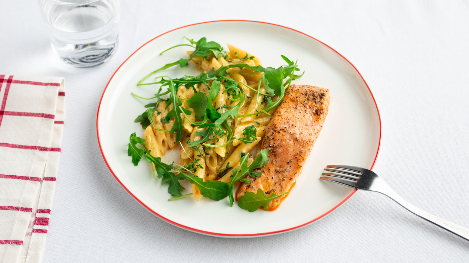 Kremet pasta med laks og grønnsaker