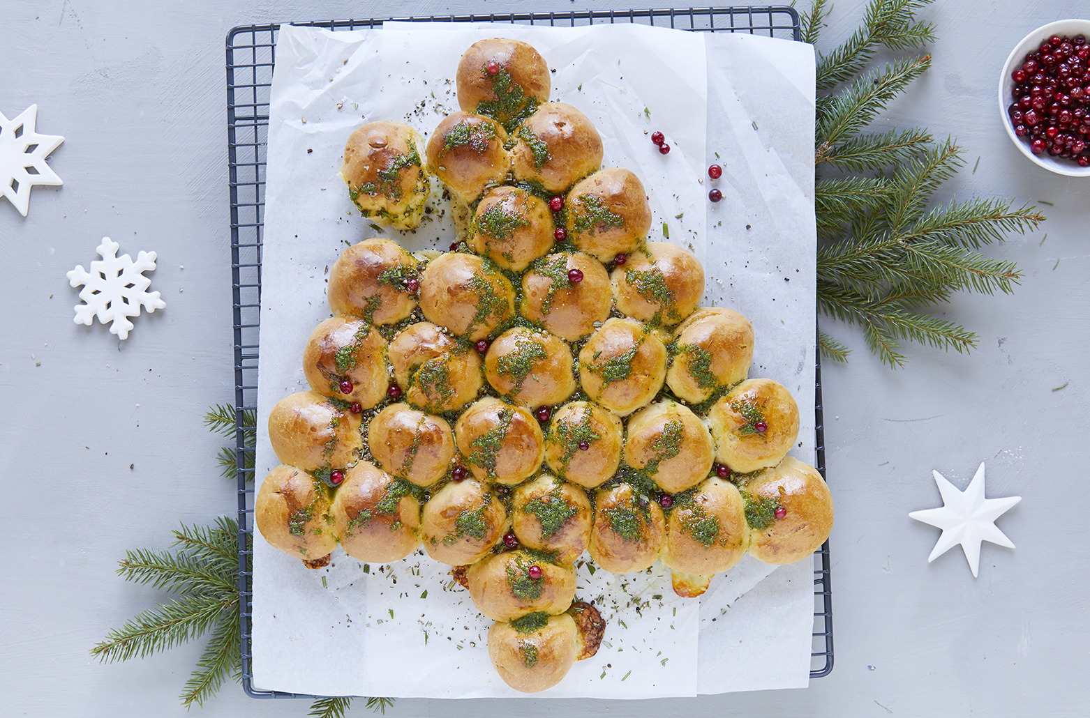 Fylte juletrerundstykker med mozzarella og hjemmelaget urteolje