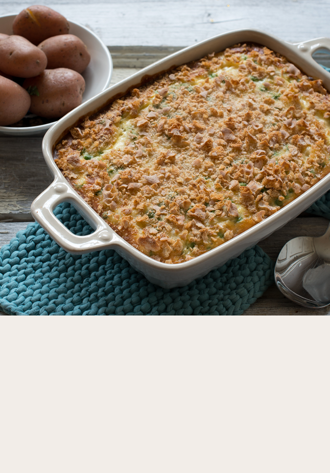 Fiskegrateng i form med en skål poteter ved siden av.