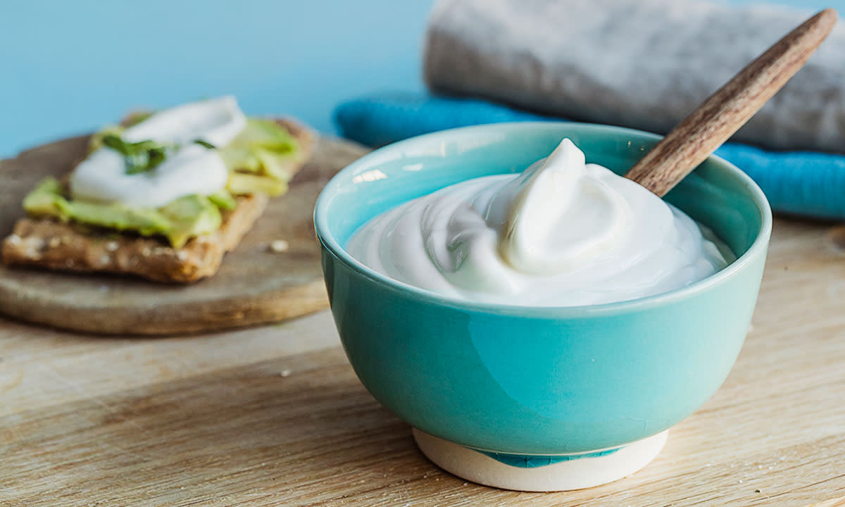 Vegansk majones laget av kikertvann, servert i turkis skål.