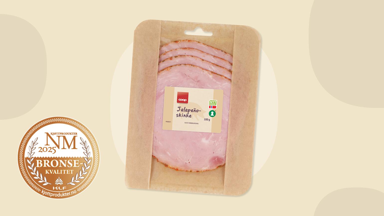 Coop Jalapeñoskinke, bronsemedaljevinner i NM i kjøtt 2025, på beige bakgrunn med bobler.