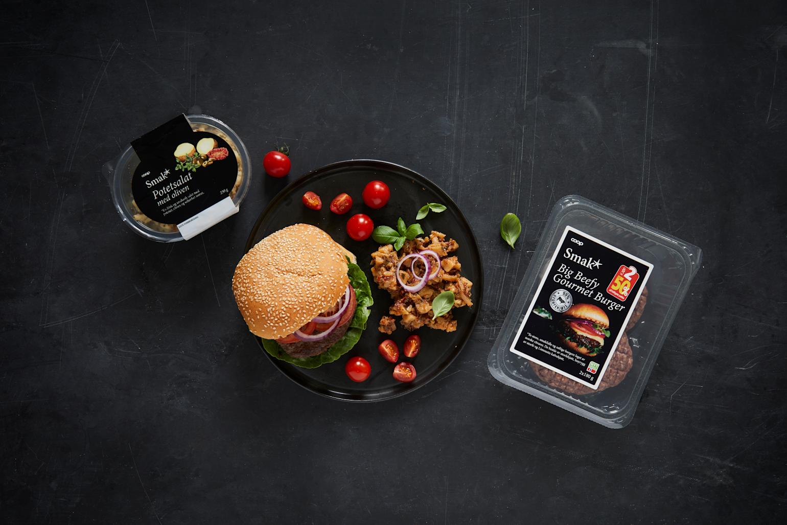 Tallerken med Smak burger og potetsalat set fra oven