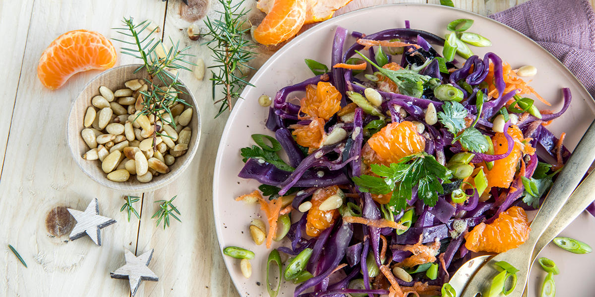 Rødkålsalat med klementiner, urter og pinjekjerner