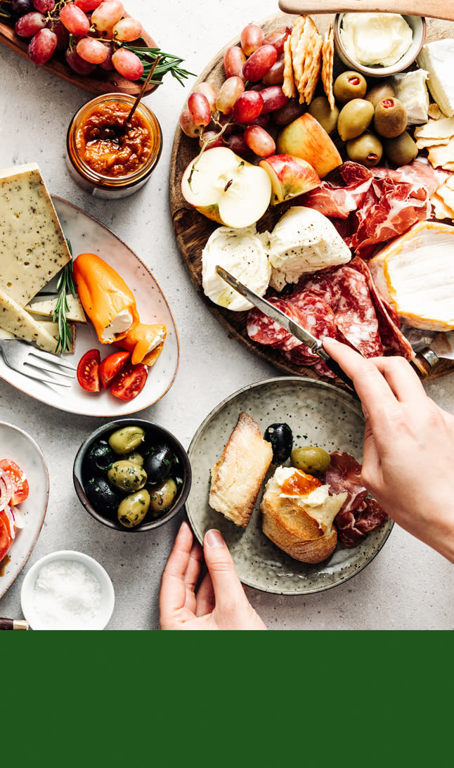 Tapasbord med ingredienser