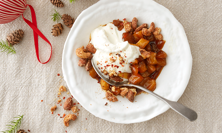 Karamelliserte epler med julenøtter og pisket creme fraiche