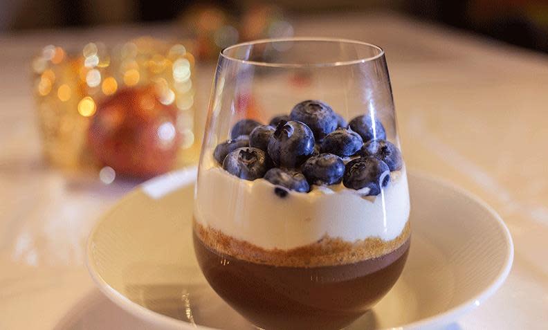 Sjokoladepudding med pepperkaker og blåbær