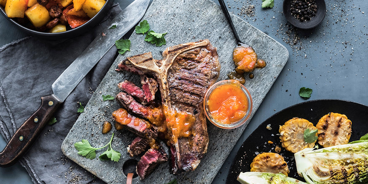 Grillet t-bone steak med chorizopoteter og ananasketsjup