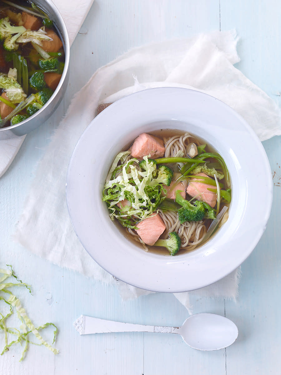 asiatisk-ingefarsuppe-med-laks-gronne-gronnsaker_nadin-martinuzzi_2014_1-1.jpg