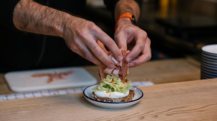 Montering av snitte på et fat hos Dapper Bistro