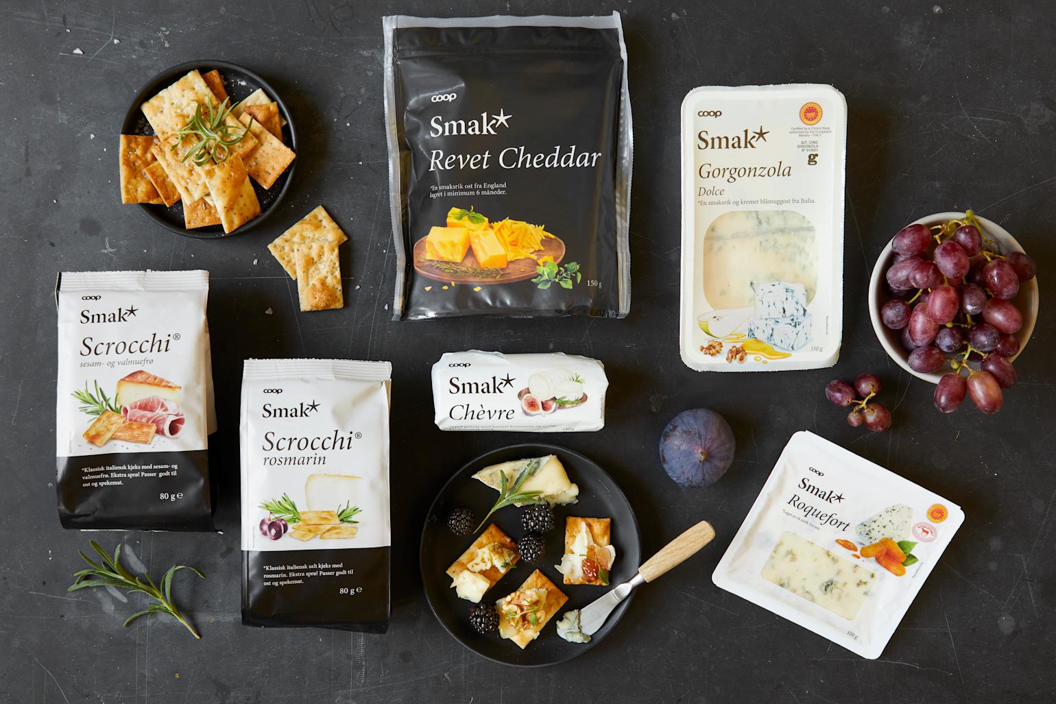 Ost og kjeks fra Smak* på sort bakgrunn