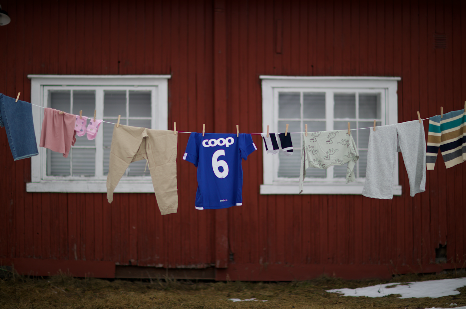 Drakt henger til tørk på tørkestativ ute