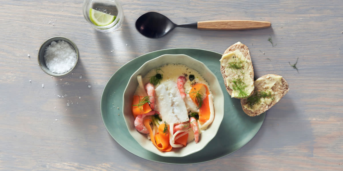 Kremet fiskesuppe med bakt skrei, reker og grønnsaker