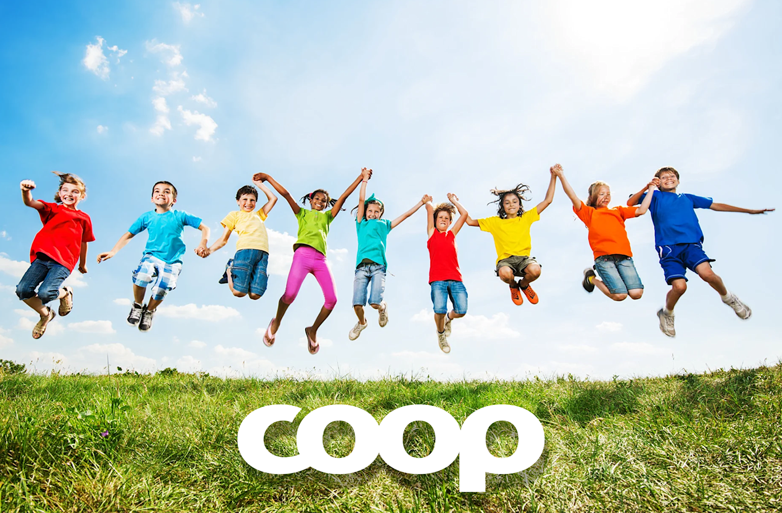 Barn hopper av glede med Coop logo - Coop Øst som sponsor