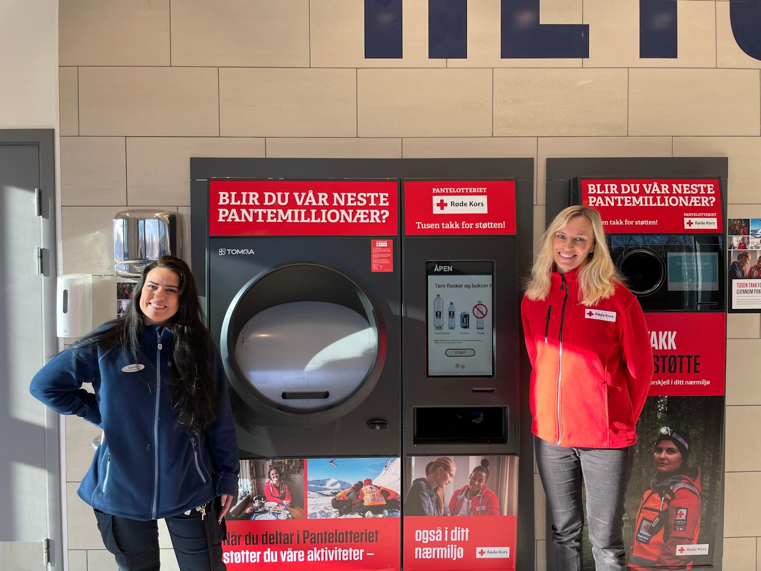 To damer står foran en panteautomat på Obs