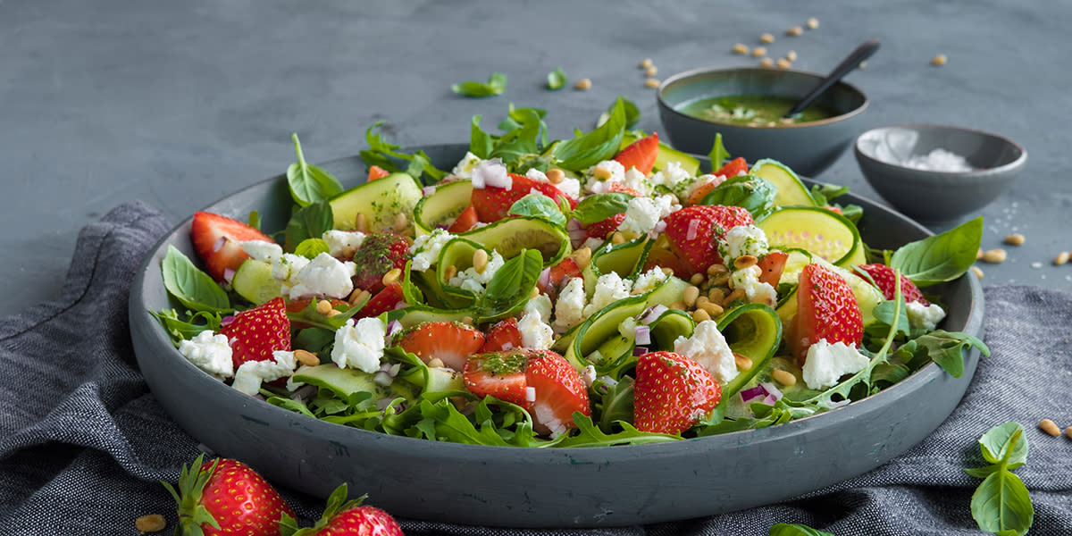 Salat med jordbær, chevre og basilikumdressing