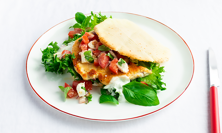 Kylling med tzatziki og tomatsalat i pitabrød