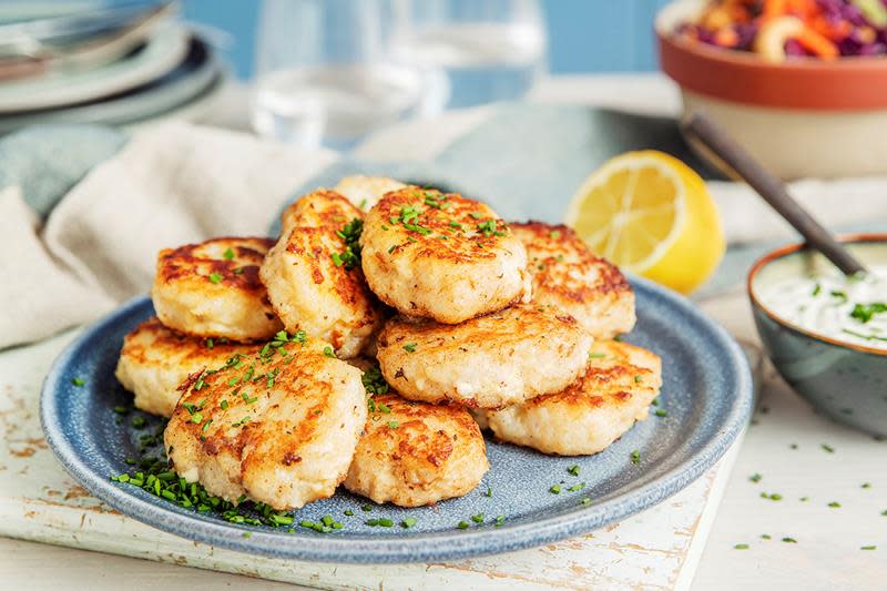 Hjemmelagede fiskekaker med fargerik råkost og rømmedressing