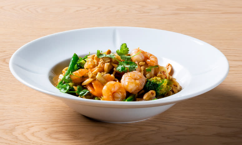 Enkel wok med scampi, grønnsaker og nudler