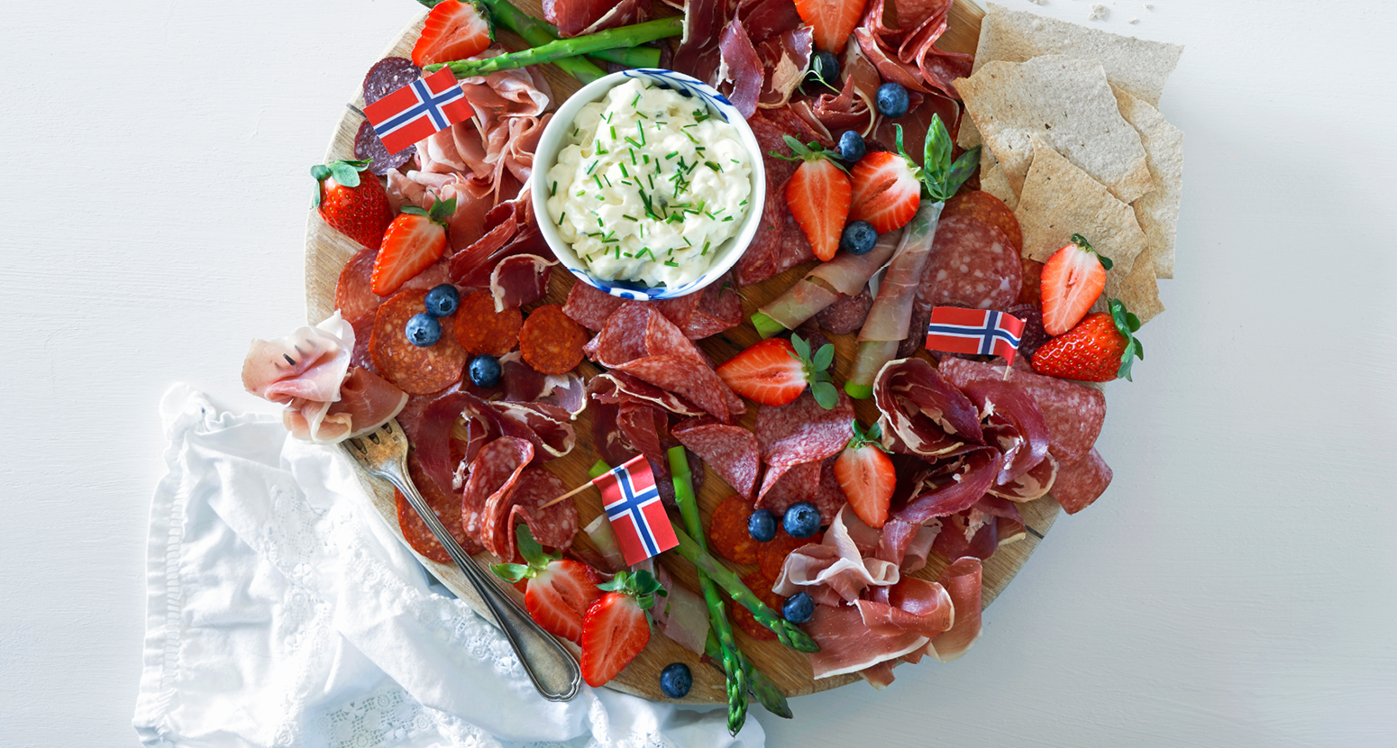 Spekematfat med 17 mai flagg. 