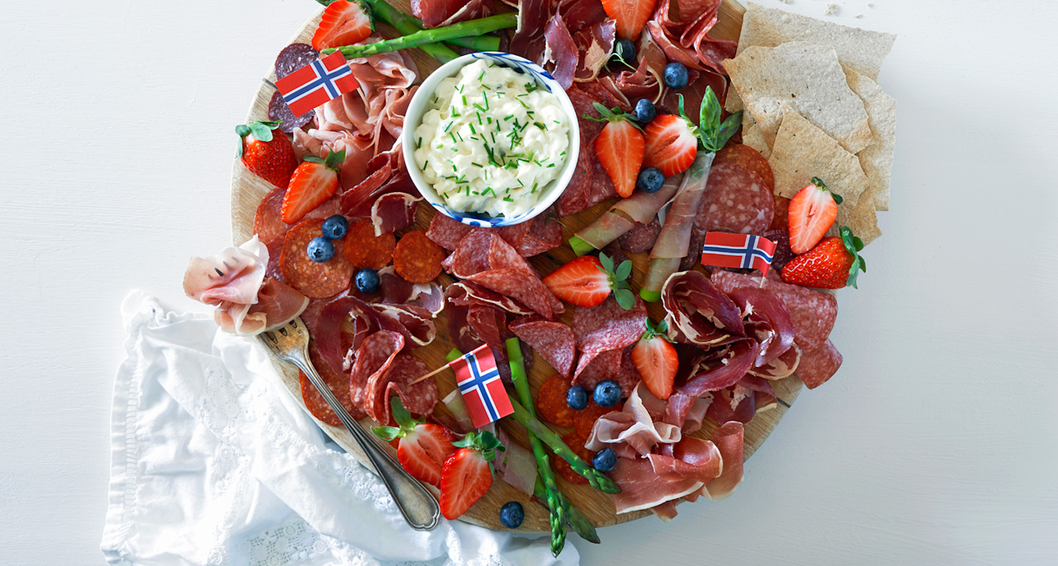 Spekematfat med 17 mai flagg. 