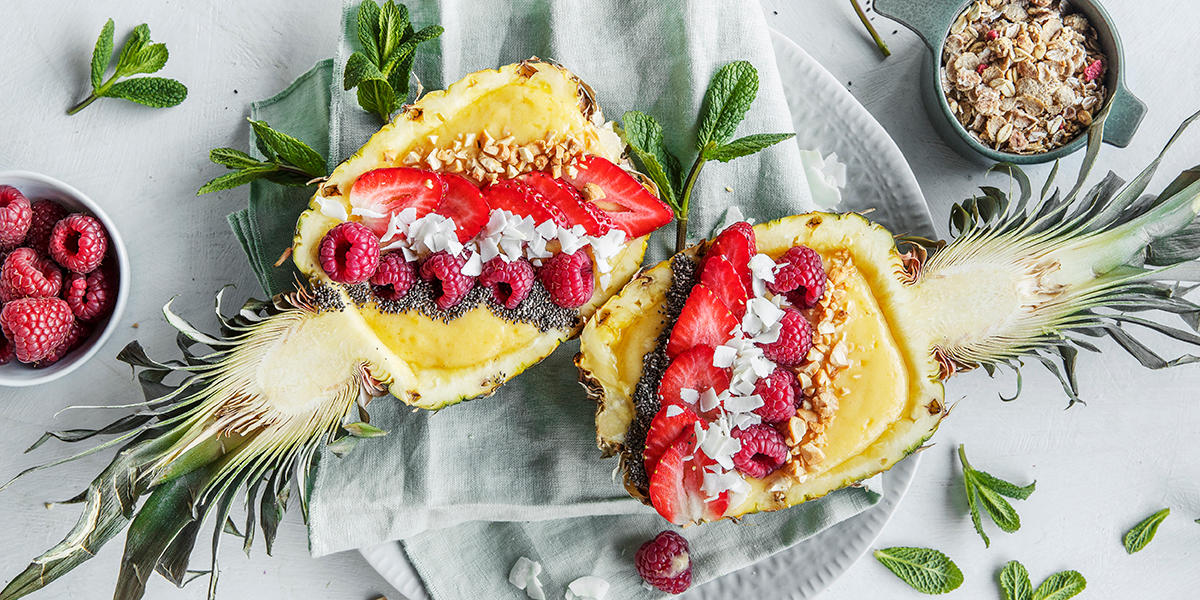 Tropisk smoothie bowl i ananas-skål