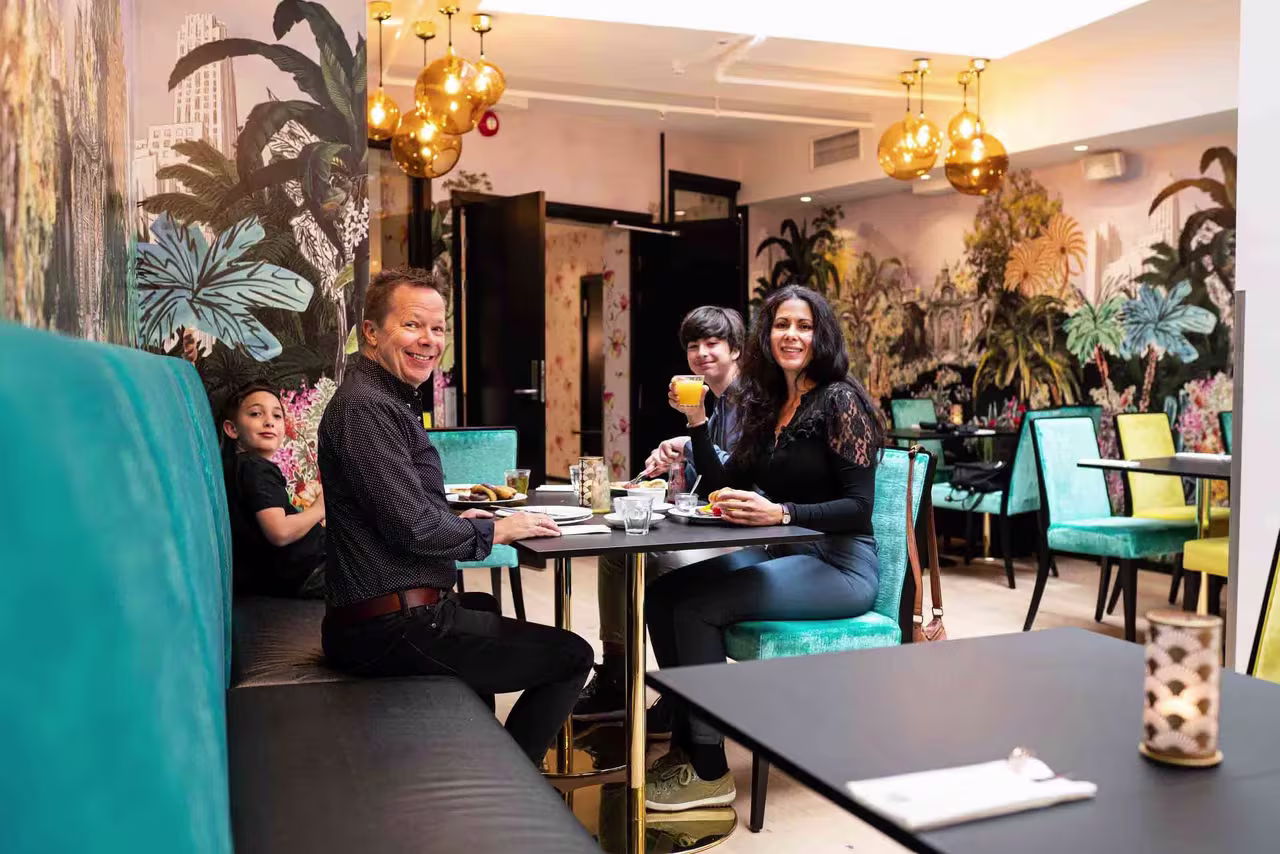Familie spiser hotellfrokost