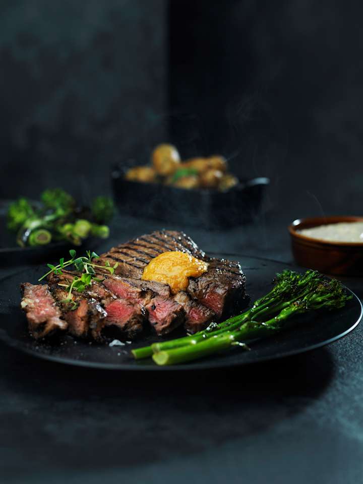 Grillet biff på tallerken med urter og broccolini 