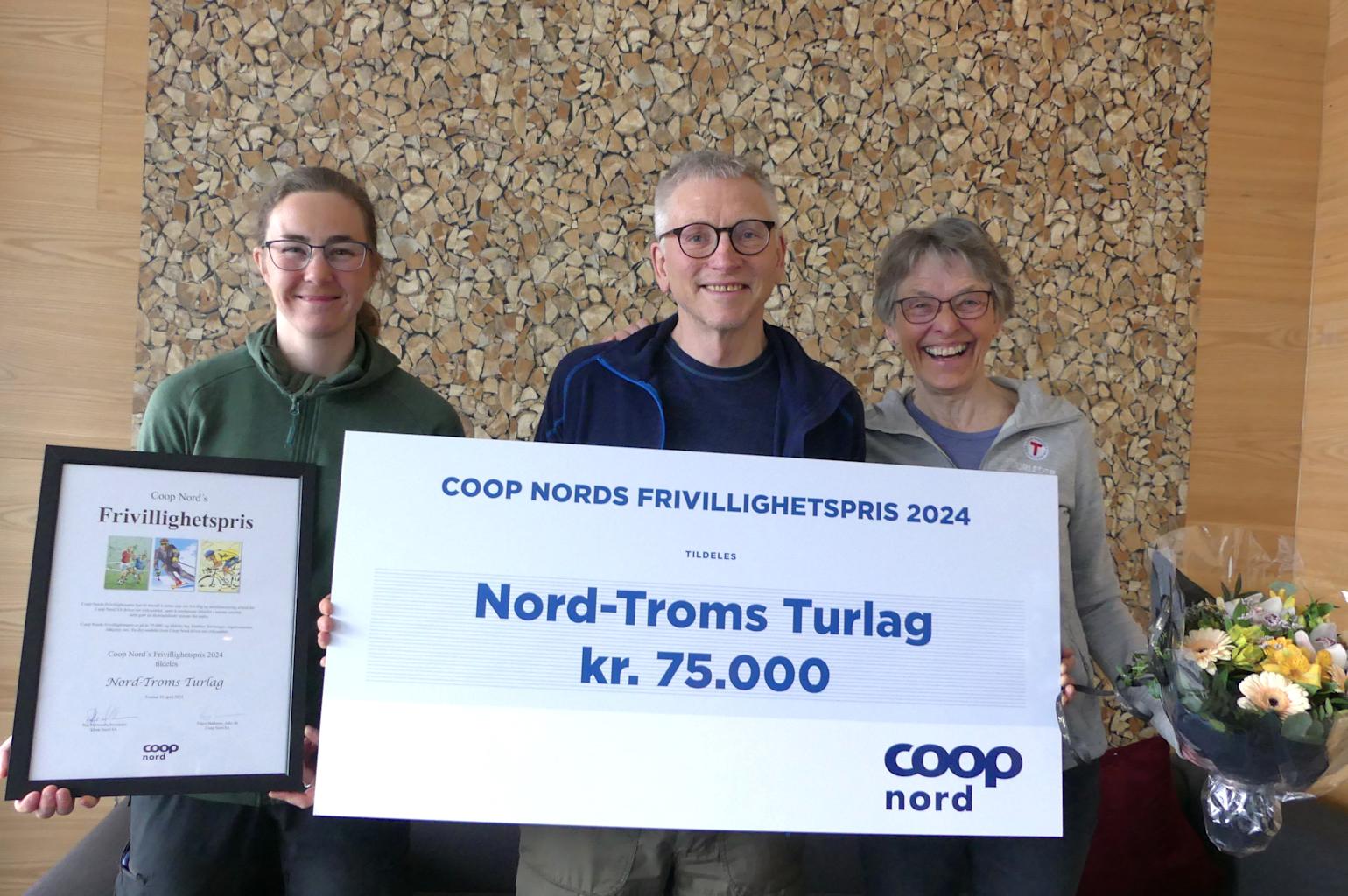 3 personer holder opp prisen sin.