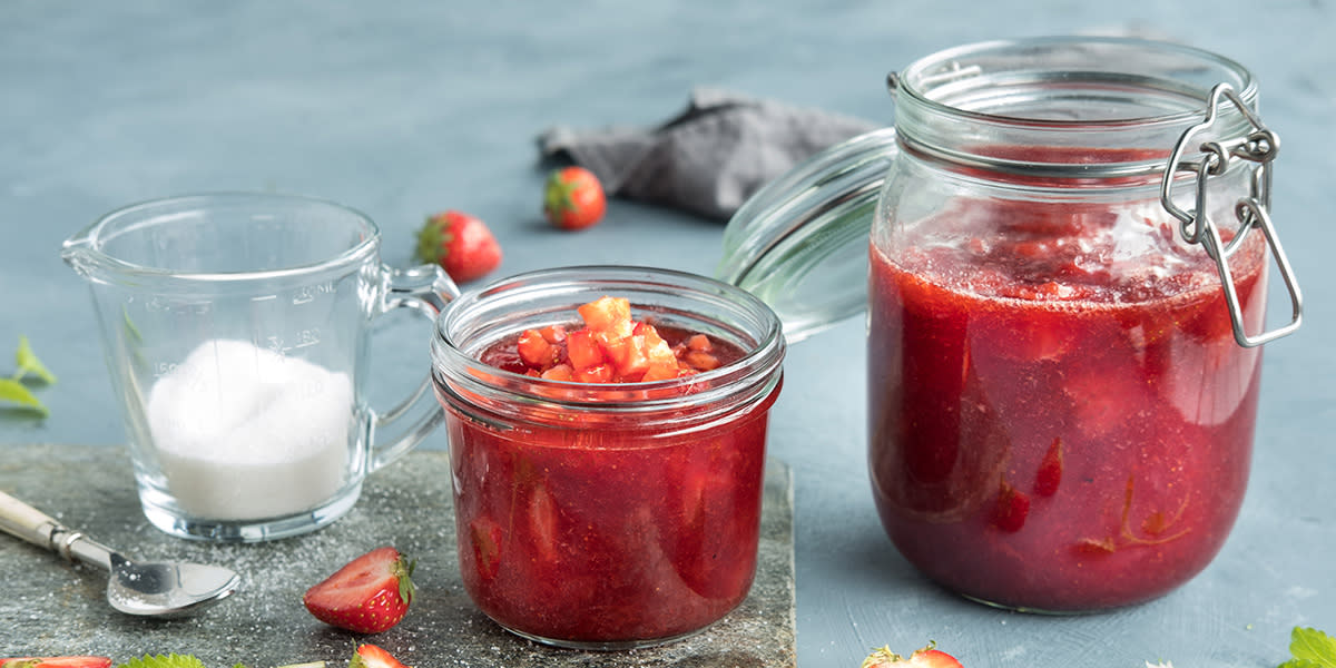 Hjemmelaget jordbærsyltetøy er sommer på glass