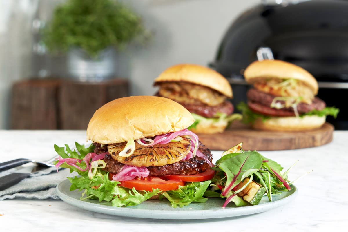 Soyaglasert burger med grillet ananas, jalapeñokrem og løkmarmelade