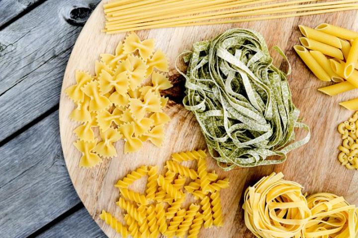 Trefjøl med pasta i forskjellige varianter, utforminger og farger.