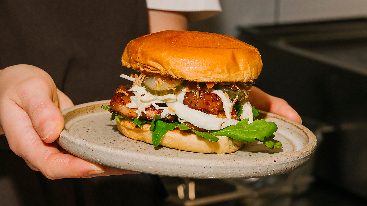 BBQ-burger med ribberester av Coop tynnribbe på et fat.