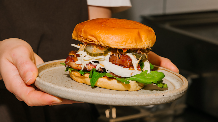 BBQ-burger med ribberester av Coop tynnribbe på et fat.