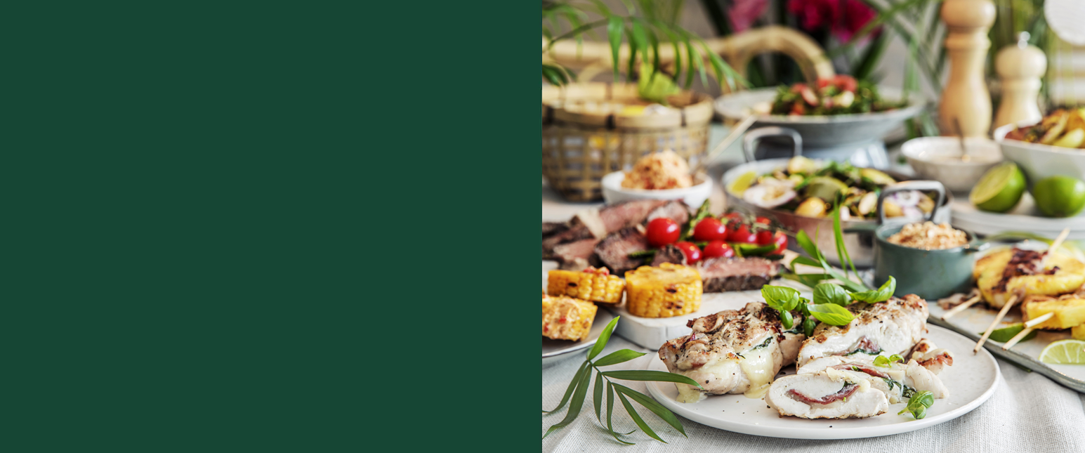 Et bord fylt av deilig grillmat