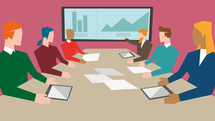 Illustrasjon av seks mennesker med forskjellige hudfarger, hårfarger og farger på klær sitter rundt et firkantet møtebord og ser på en skjerm som viser grafer. På bordet er det papirer og nettbrett. Veggene i rommet er rosa.