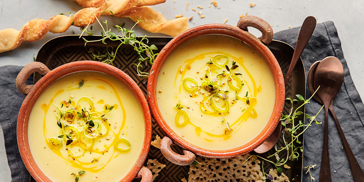 Potet- og purreløksuppe med sprø brødpinner