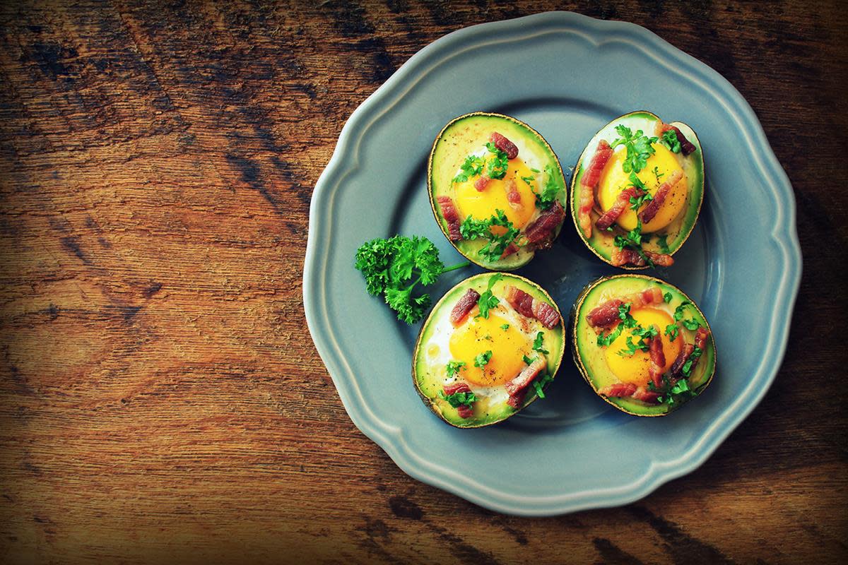 bakt egg i ovn med avokado