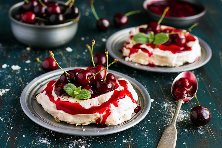 Mini pavlova med kirsebærsaus