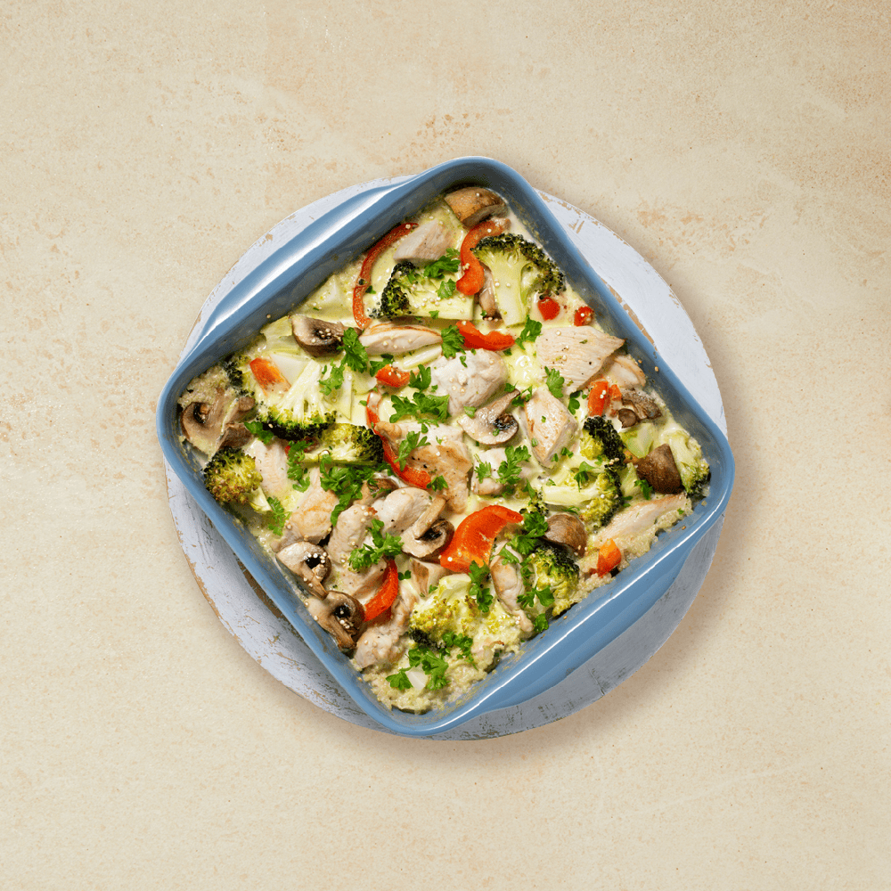 Kremet kyllingform med brokkoli og quinoa i en blå ildfast form