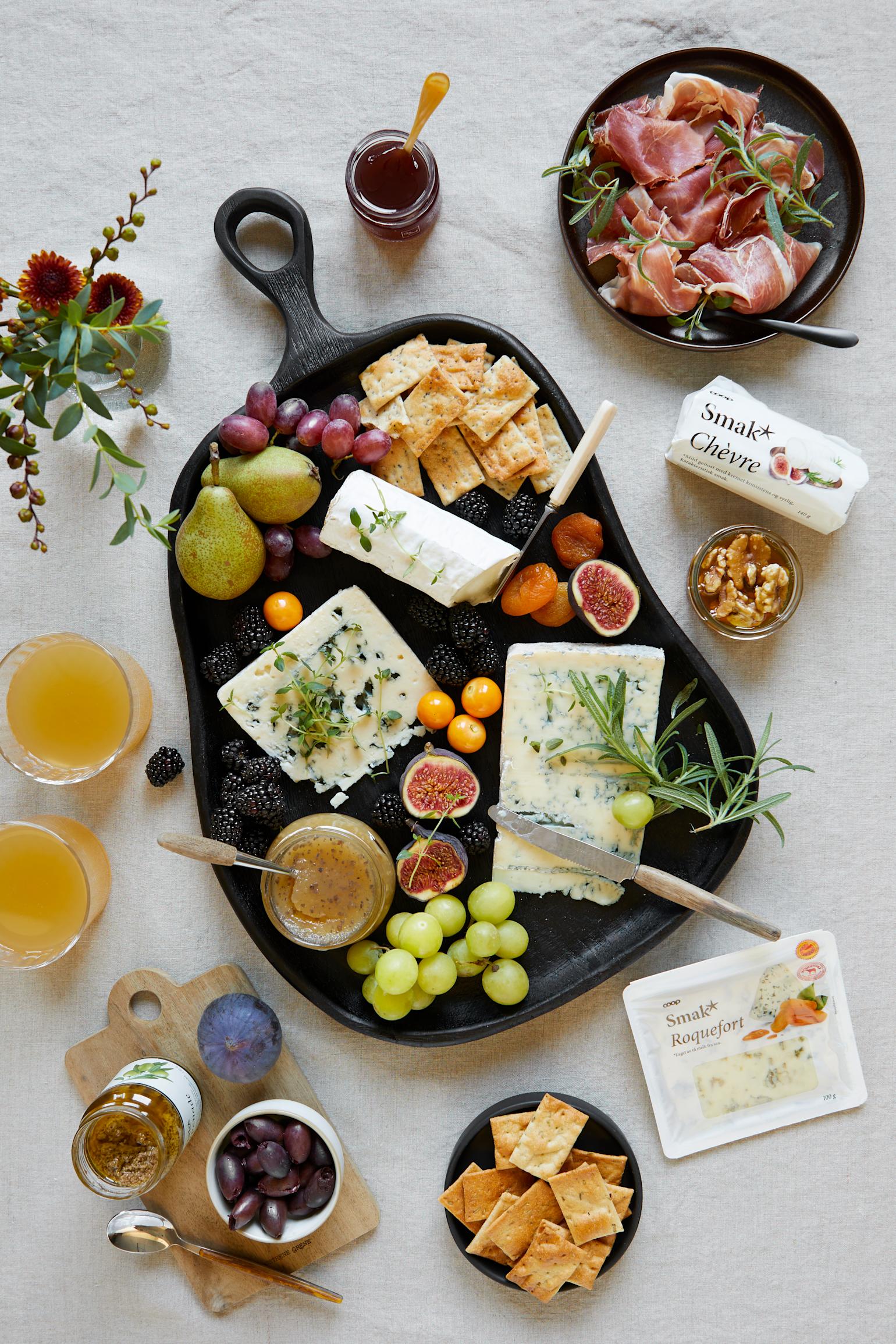 Smak ostefat høydeSort keramikkfat med divrese oster, kjeks og marmelade fra Smak*-serien