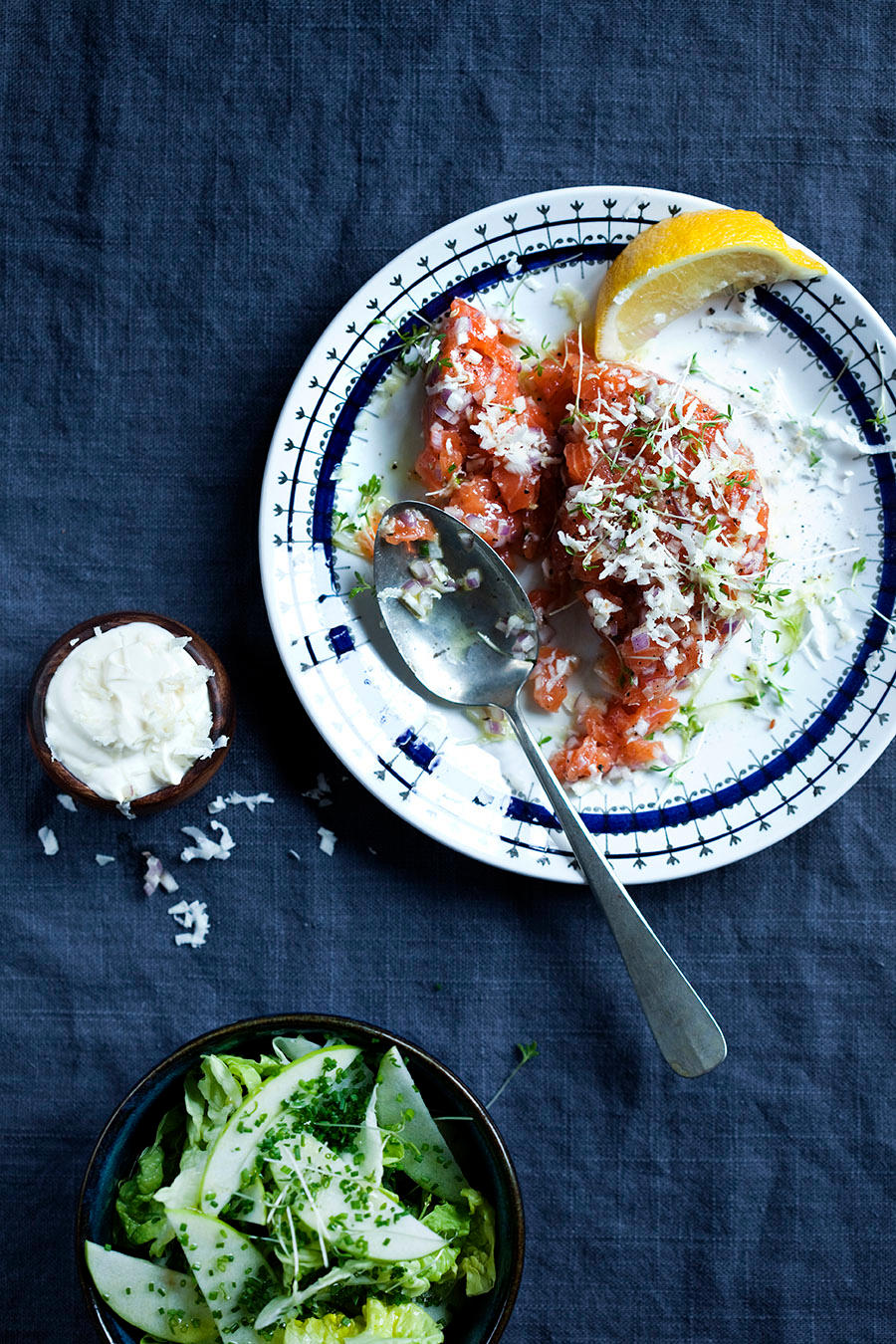 laks--tartar-med-eplesalat-og-pepperrotromme_veslemoy-vraskar_2013_1.jpg