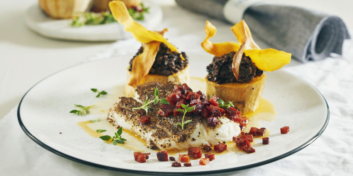 Krydderbakt torsk med sprøstekt chorizo og bakt søtpotet med oliventapenade