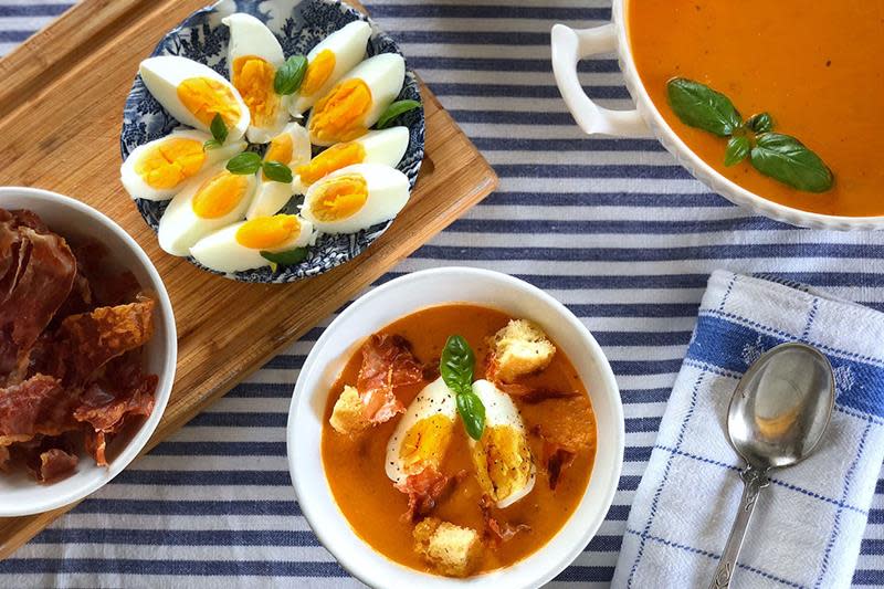 Hjemmelaget tomatsuppe med krutonger og spekechips