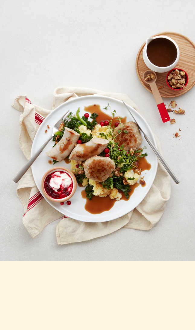 Juletallerken med med medisterkaker og pølse