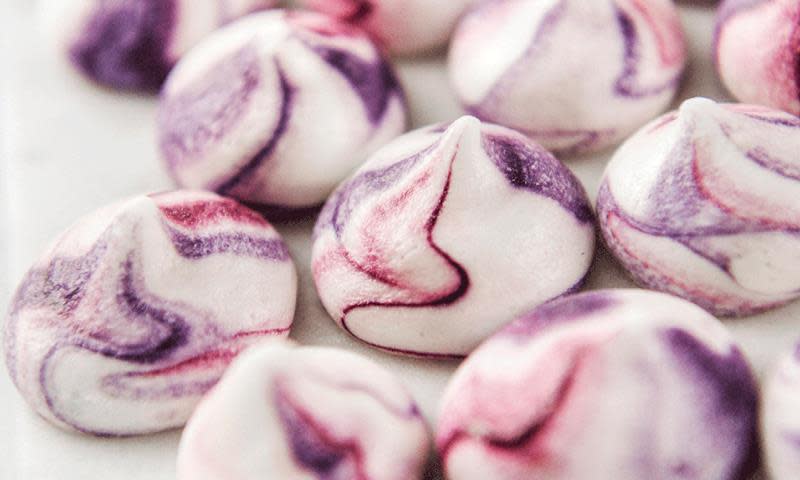 Vegansk marengs laget av kikertvann, stripet med lilla og rosa konditorfarge.