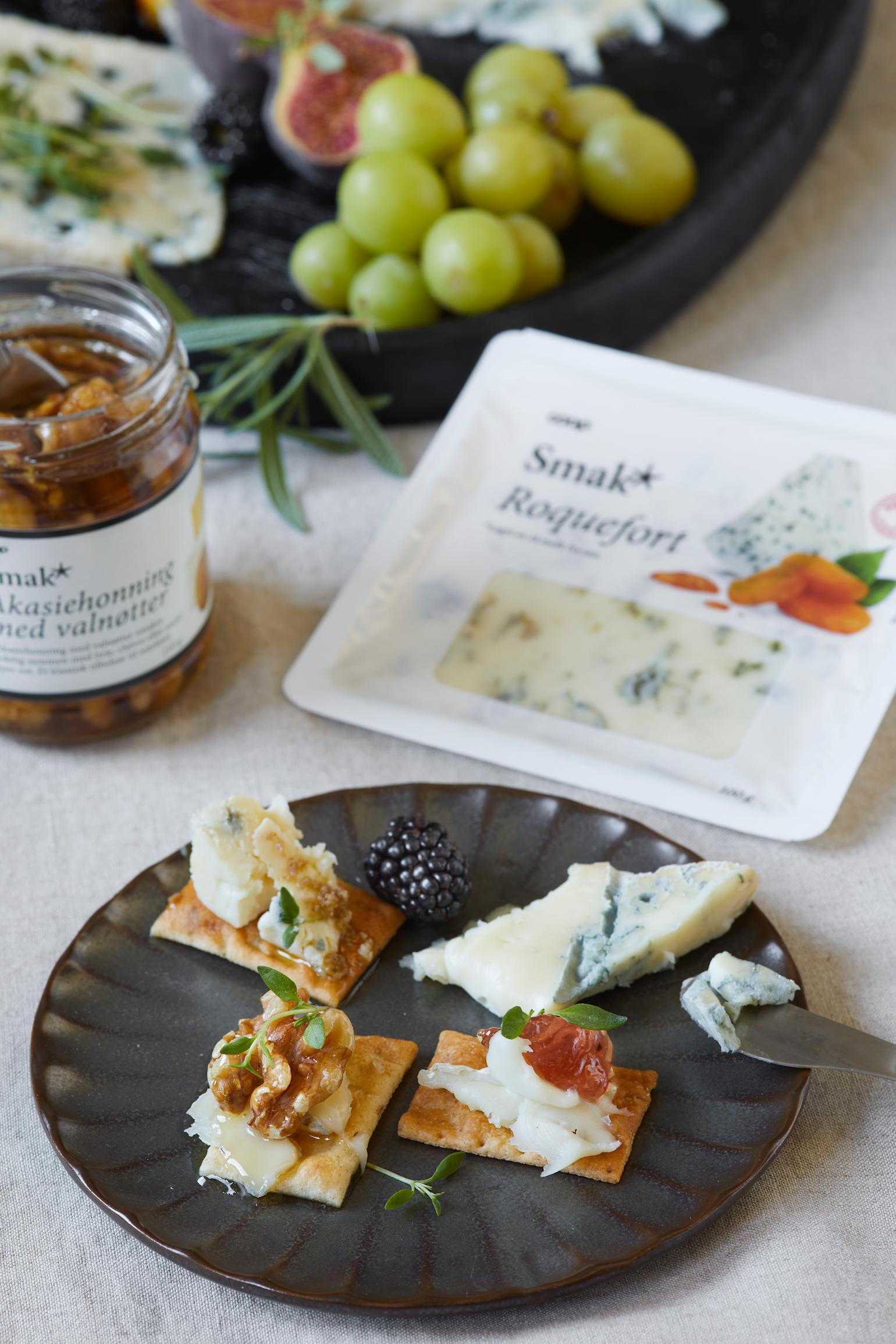 Smak Roquefort med ostefat i bakgrunn 2