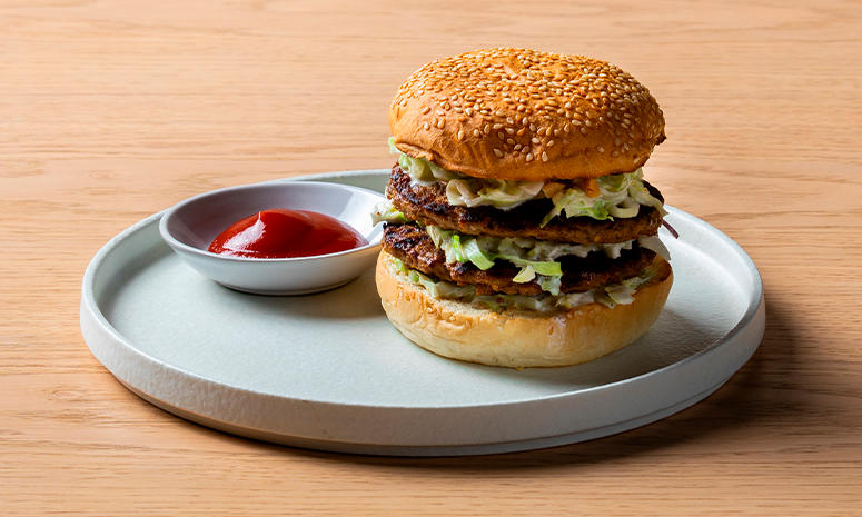 Grillet spicy burger med rødkål-peanøtt slaw