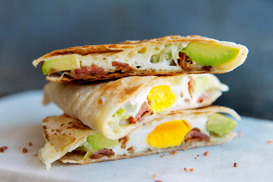 Quesedilla med egg, bacon og avokado