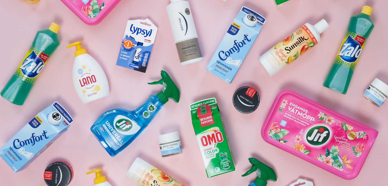 En rosa bakgrunn strødd med ulike typer produkter fra Orkla