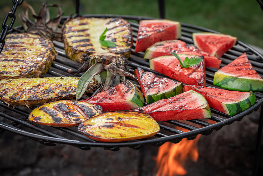 Frukt og grønnsaker på en grill